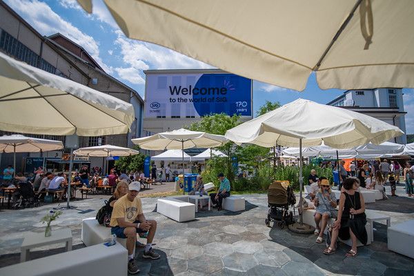 grosses Festgelände auf dem SIG Areal in Neuhausen